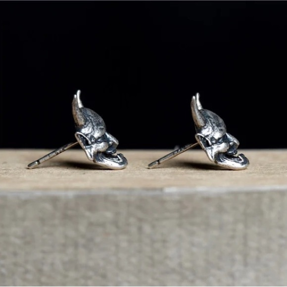 Single Accent Tide Skull Head S925 Silver Earrings - Picture 3 of 6